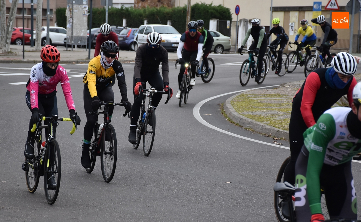 Una treintena de ciclistas disfrutan juntos de la última gran ruta del 2024