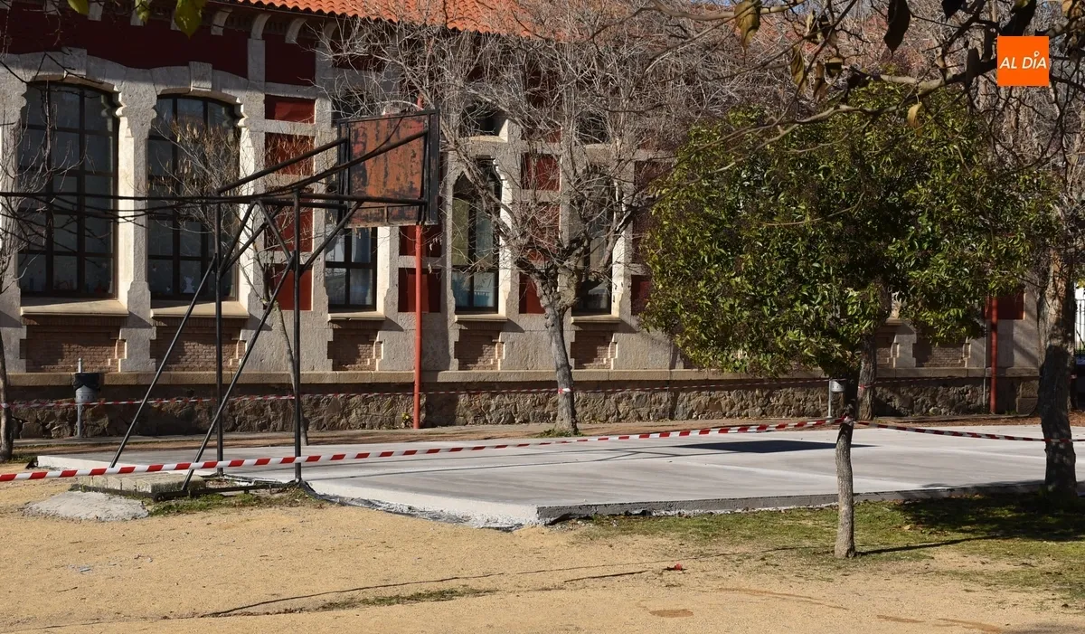 Foto 2 - Remozada la pista de baloncesto del patio del Colegio San Francisco