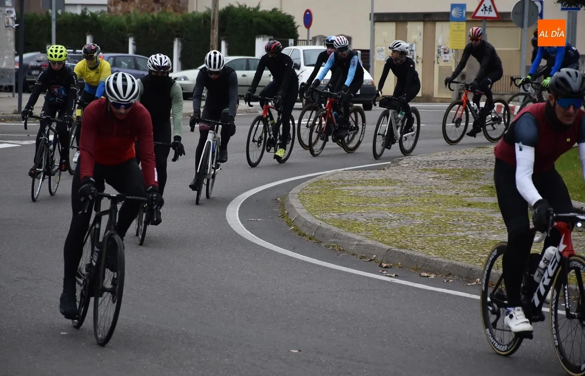 Foto 8 - Una treintena de ciclistas disfrutan juntos de la &uacute;ltima gran ruta del 2024