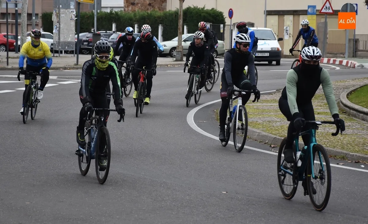 Foto 9 - Una treintena de ciclistas disfrutan juntos de la &uacute;ltima gran ruta del 2024