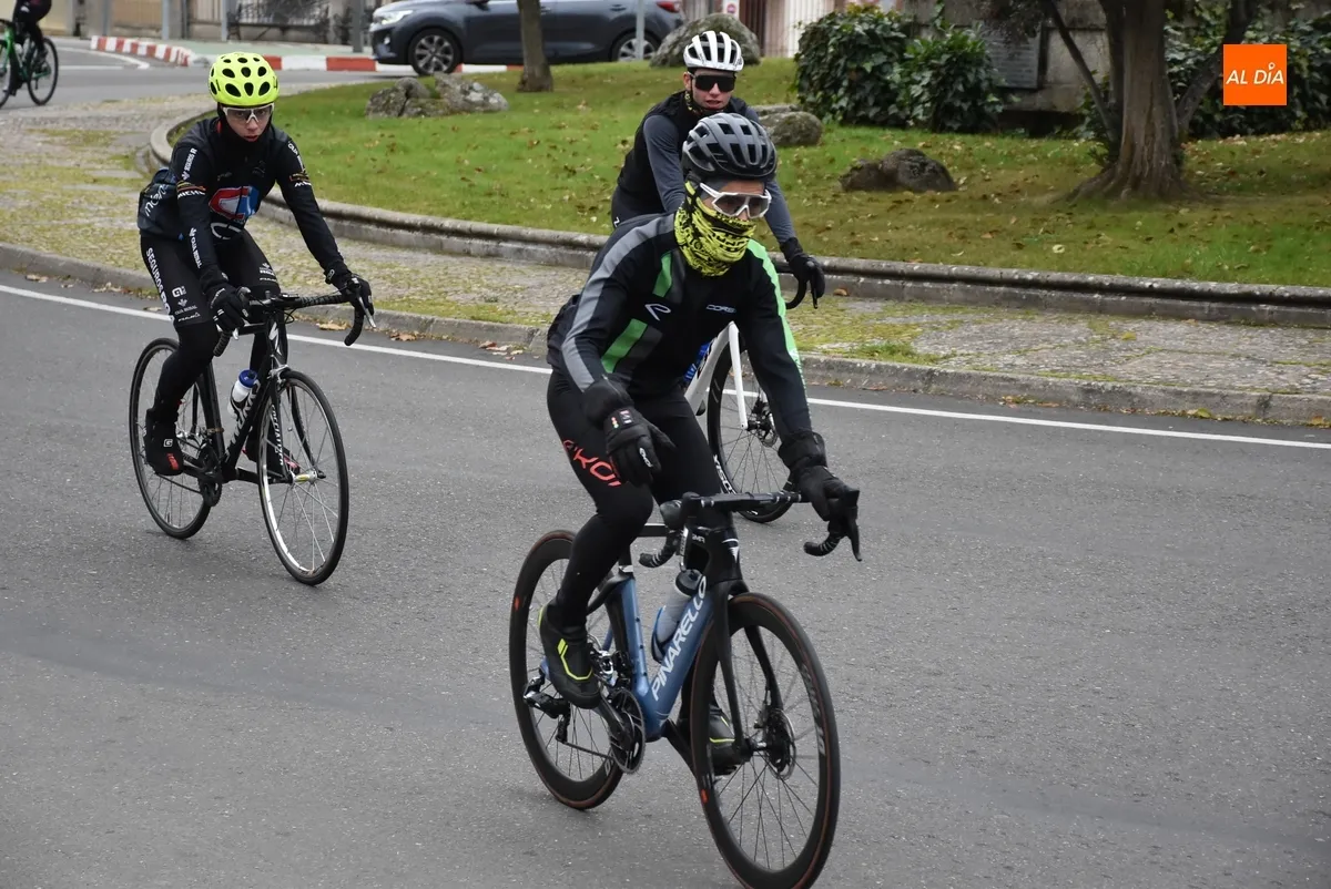 Foto 10 - Una treintena de ciclistas disfrutan juntos de la &uacute;ltima gran ruta del 2024