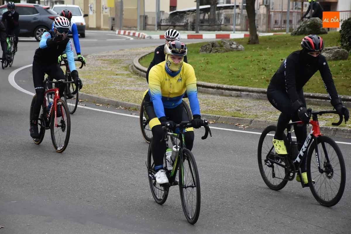 Foto 11 - Una treintena de ciclistas disfrutan juntos de la &uacute;ltima gran ruta del 2024