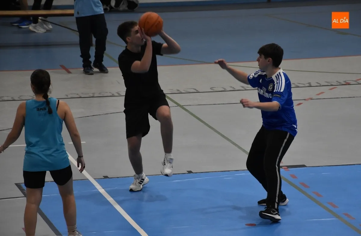 Foto 3 - 9 equipos disputan el Torneo Navide&ntilde;o de Basket 3x3 de la UD Mirobrigense