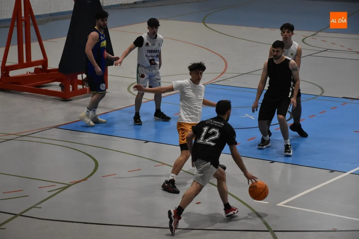 Foto 9 - 9 equipos disputan el Torneo Navide&ntilde;o de Basket 3x3 de la UD Mirobrigense