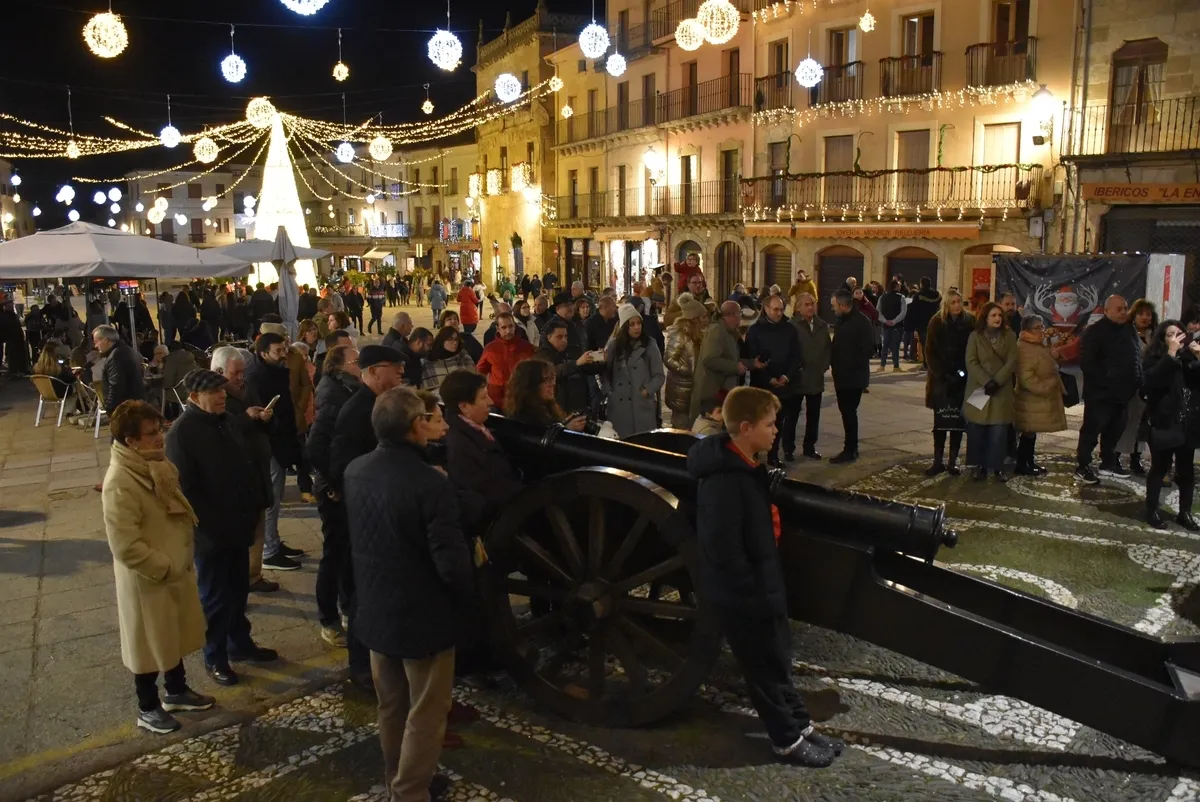 Foto 10 - La Coral D&aacute;maso Ledesma se suma con sus villancicos al esp&iacute;ritu festivo callejero
