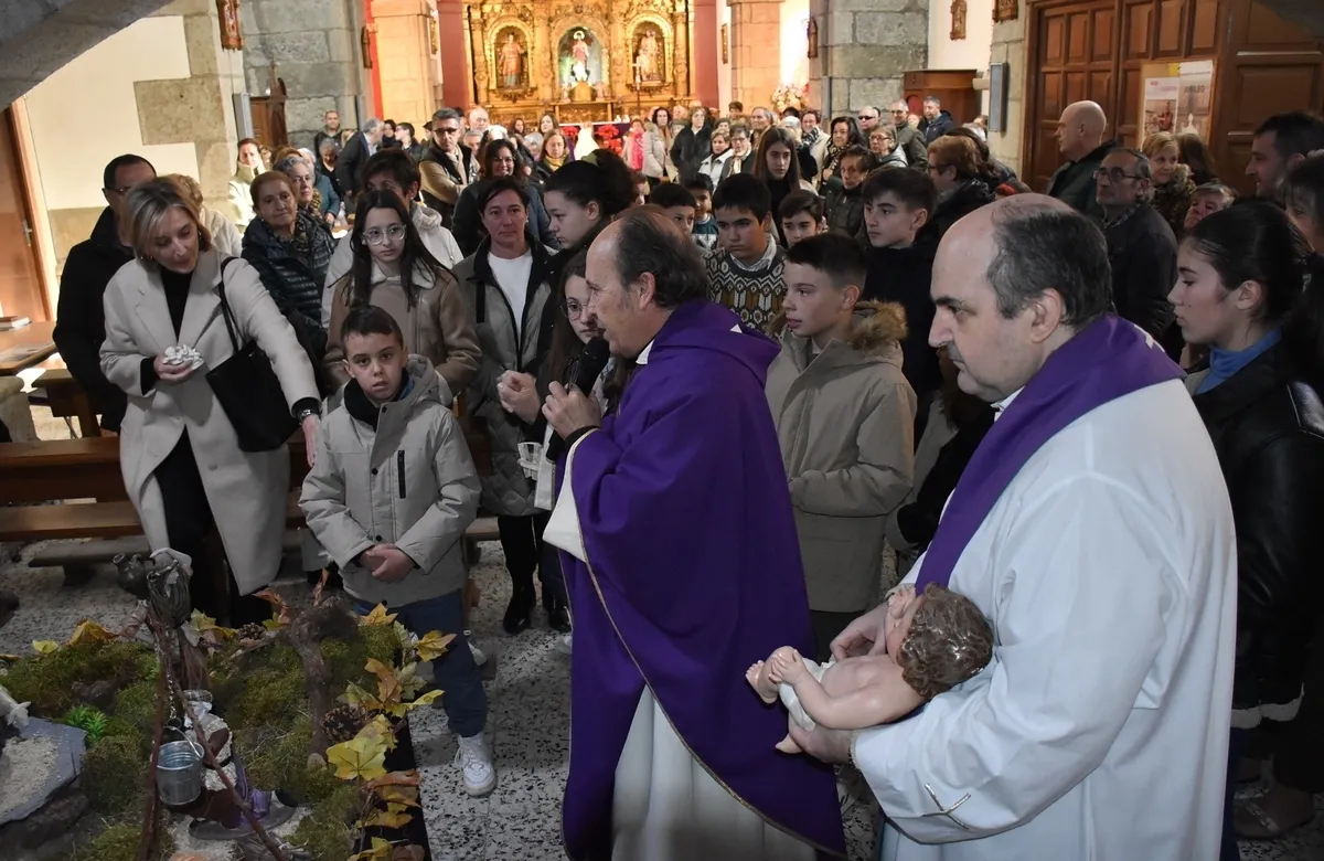 Foto 2 - San Andr&eacute;s bendice su gran bel&eacute;n, el Ramo de Navidad y las im&aacute;genes del Ni&ntilde;o Jes&uacute;s de sus fieles