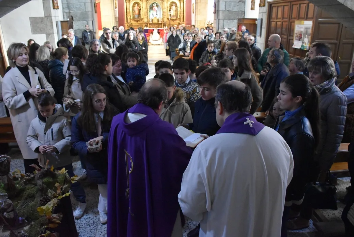 Foto 3 - San Andr&eacute;s bendice su gran bel&eacute;n, el Ramo de Navidad y las im&aacute;genes del Ni&ntilde;o Jes&uacute;s de sus fieles