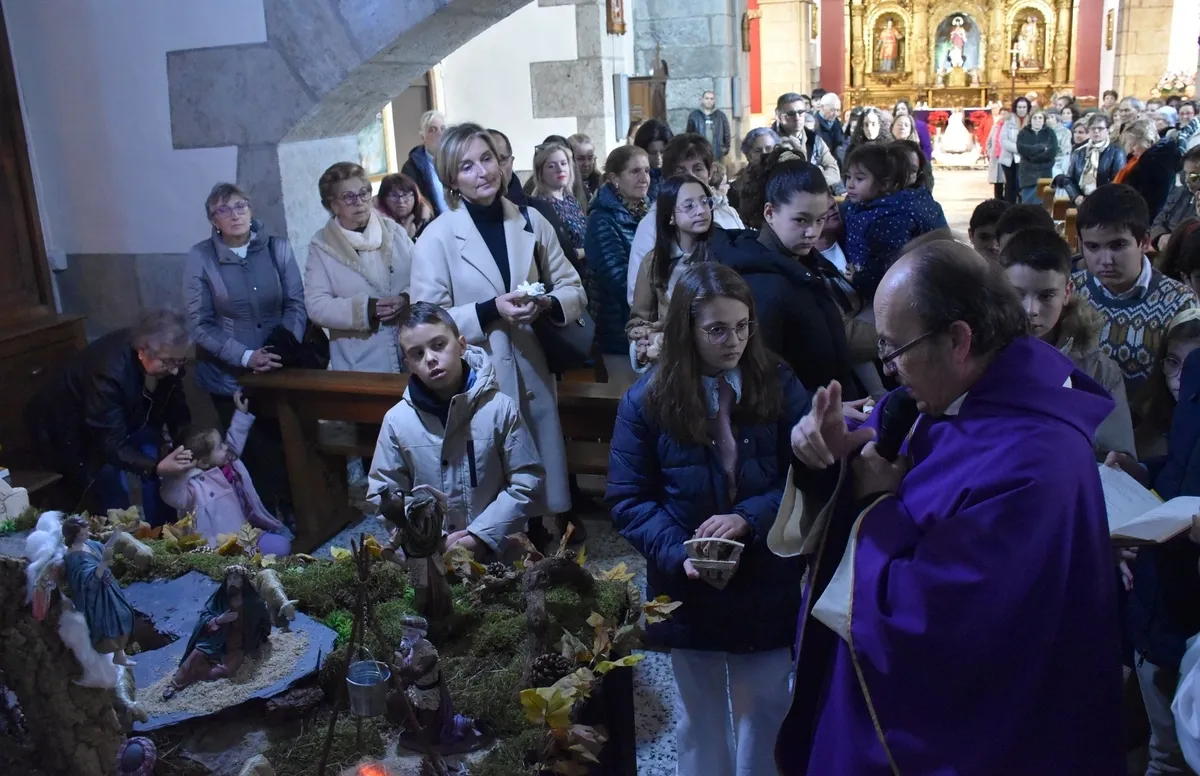 Foto 4 - San Andr&eacute;s bendice su gran bel&eacute;n, el Ramo de Navidad y las im&aacute;genes del Ni&ntilde;o Jes&uacute;s de sus fieles