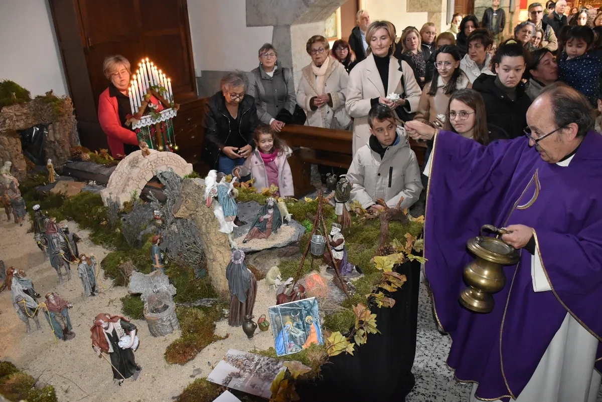 Foto 5 - San Andr&eacute;s bendice su gran bel&eacute;n, el Ramo de Navidad y las im&aacute;genes del Ni&ntilde;o Jes&uacute;s de sus fieles