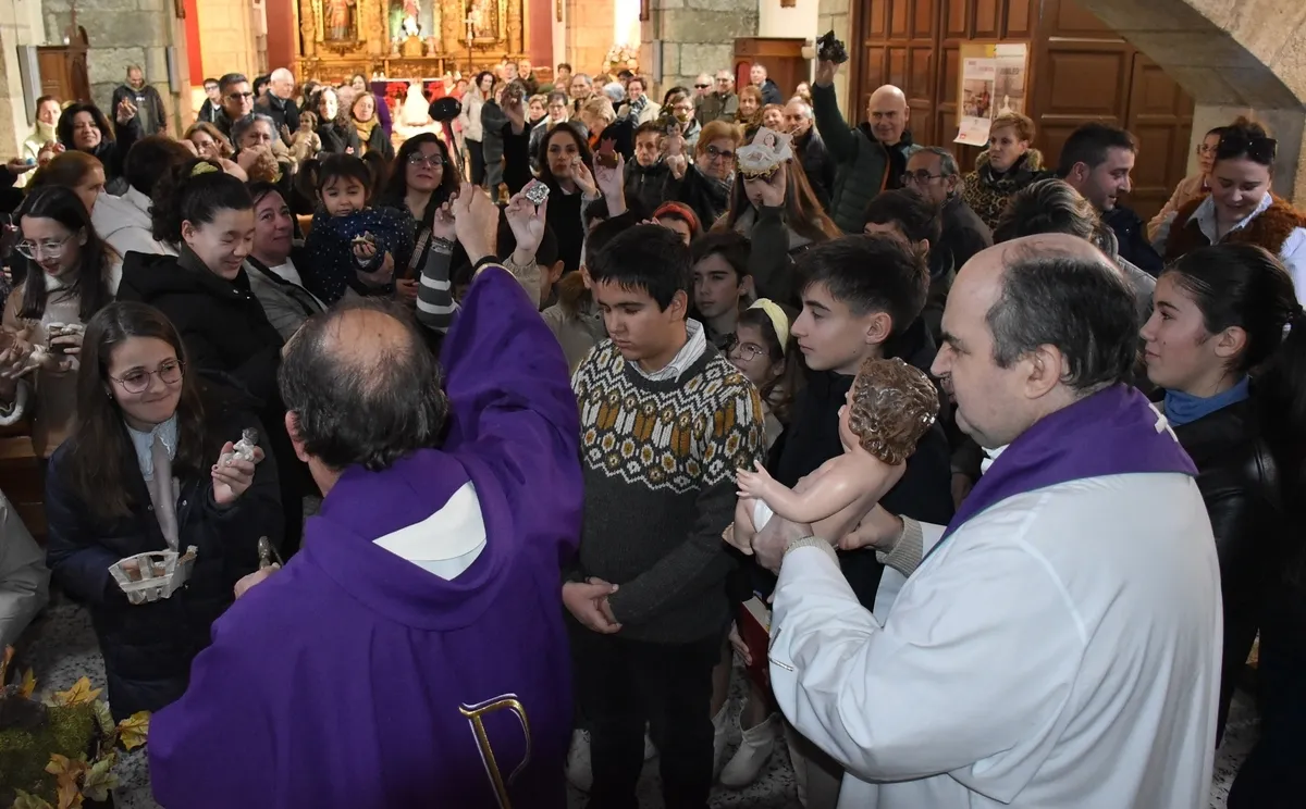 Foto 7 - San Andr&eacute;s bendice su gran bel&eacute;n, el Ramo de Navidad y las im&aacute;genes del Ni&ntilde;o Jes&uacute;s de sus fieles