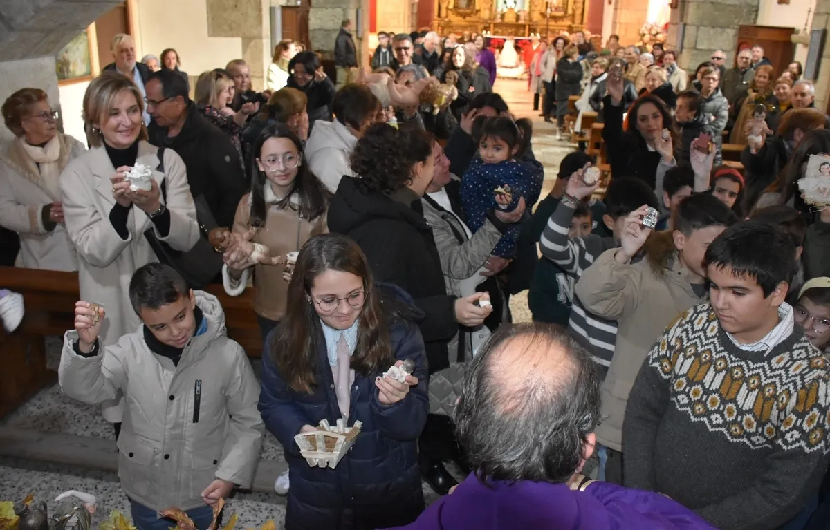 Foto 8 - San Andr&eacute;s bendice su gran bel&eacute;n, el Ramo de Navidad y las im&aacute;genes del Ni&ntilde;o Jes&uacute;s de sus fieles