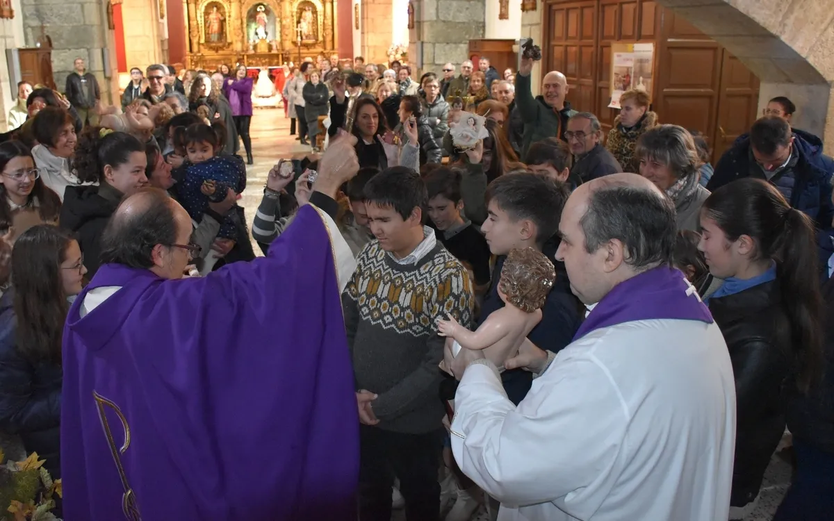 Foto 9 - San Andr&eacute;s bendice su gran bel&eacute;n, el Ramo de Navidad y las im&aacute;genes del Ni&ntilde;o Jes&uacute;s de sus fieles