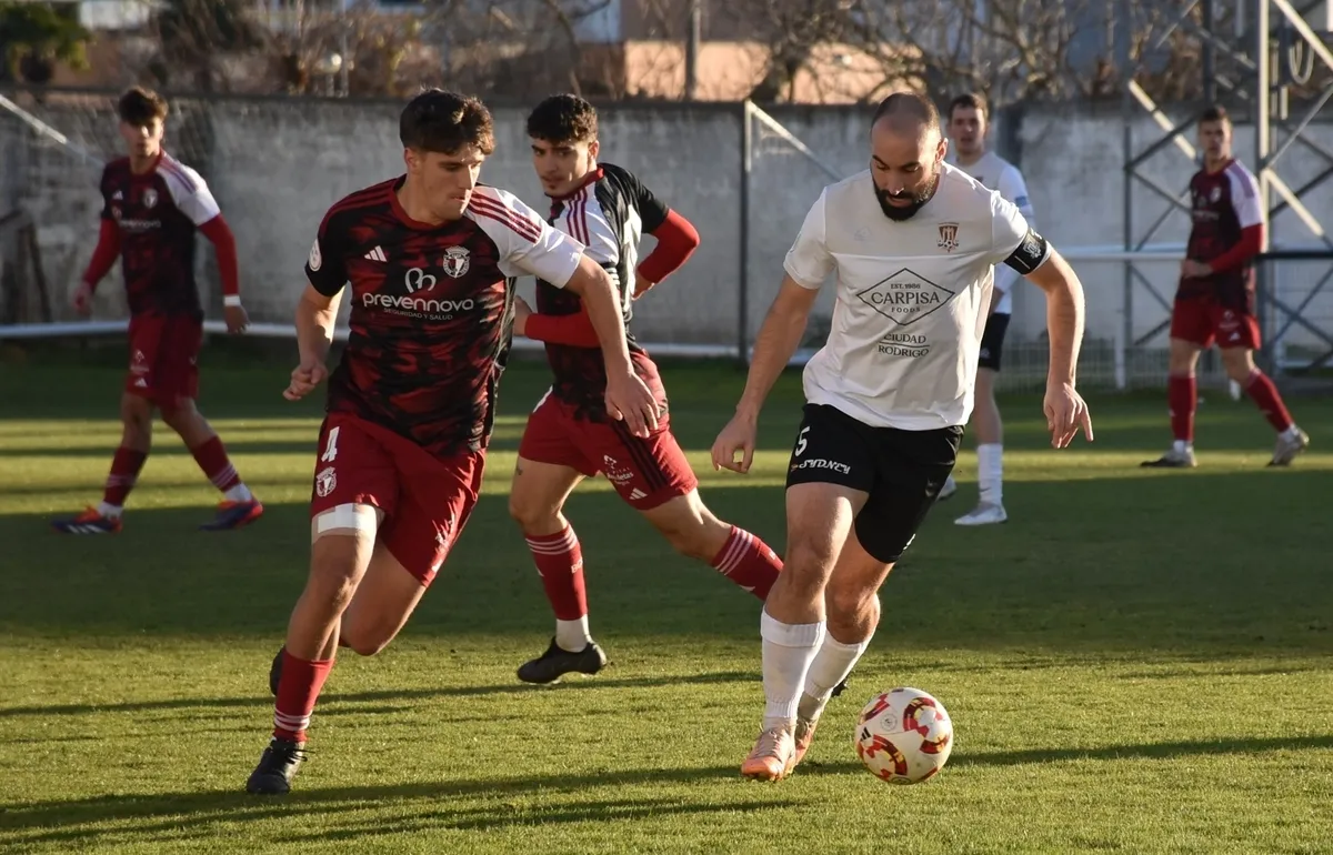 Foto 2 - Miguel arranca otro justo punto para el Ciudad Rodrigo tras jugarle de t&uacute; a t&uacute; a uno de los gallitos