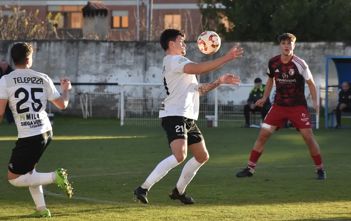 Foto 4 - Miguel arranca otro justo punto para el Ciudad Rodrigo tras jugarle de t&uacute; a t&uacute; a uno de los gallitos