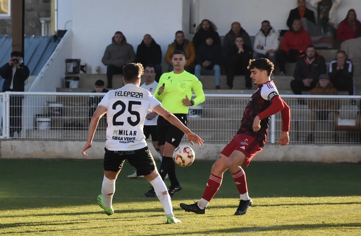 Foto 5 - Miguel arranca otro justo punto para el Ciudad Rodrigo tras jugarle de t&uacute; a t&uacute; a uno de los gallitos