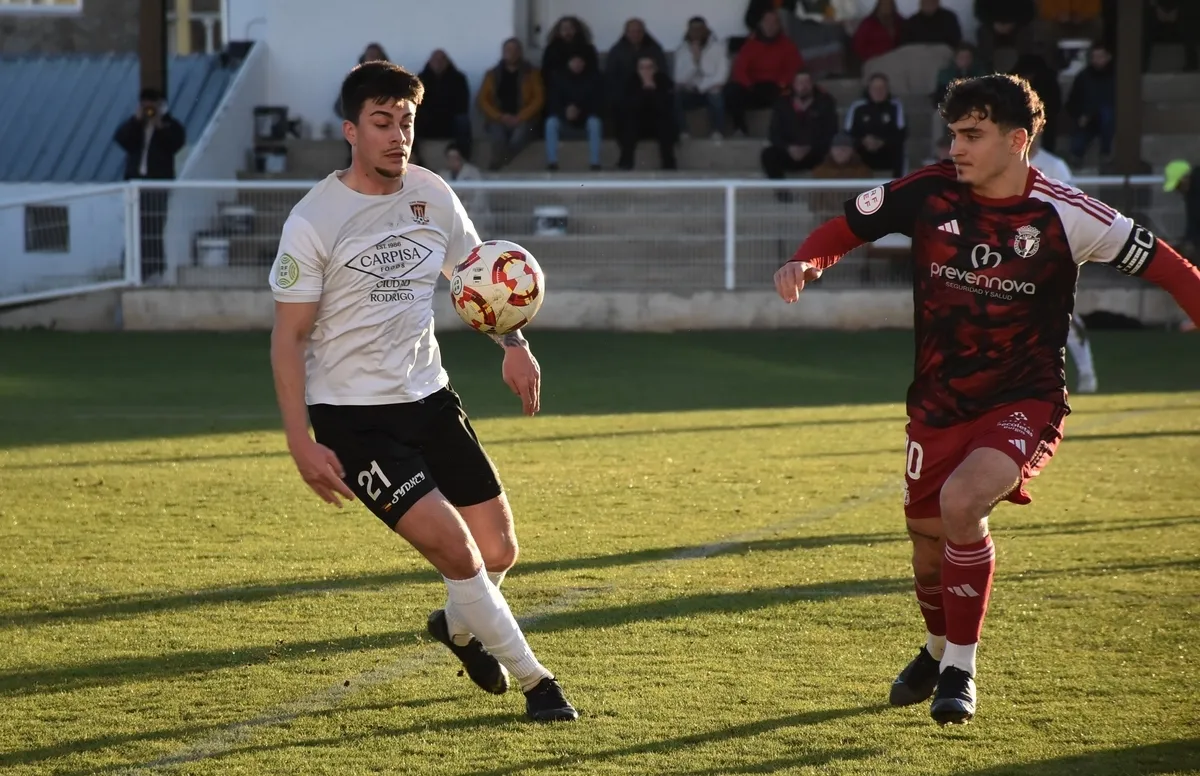 Foto 10 - Miguel arranca otro justo punto para el Ciudad Rodrigo tras jugarle de t&uacute; a t&uacute; a uno de los gallitos