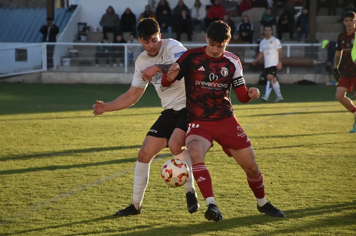Foto 11 - Miguel arranca otro justo punto para el Ciudad Rodrigo tras jugarle de t&uacute; a t&uacute; a uno de los gallitos