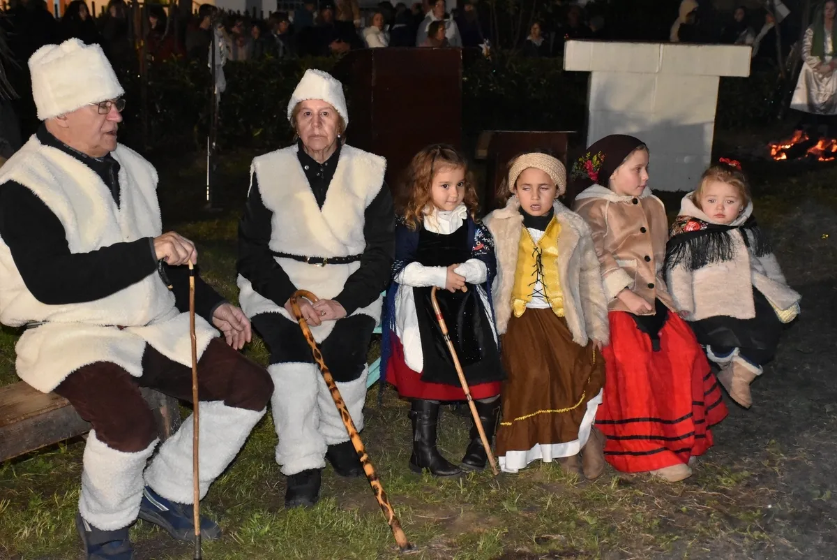 Foto 10 - El Barrio Nuevo completa con un Ni&ntilde;o Jes&uacute;s &lsquo;de verdad&rsquo; y m&uacute;sica en directo el ciclo de belenes