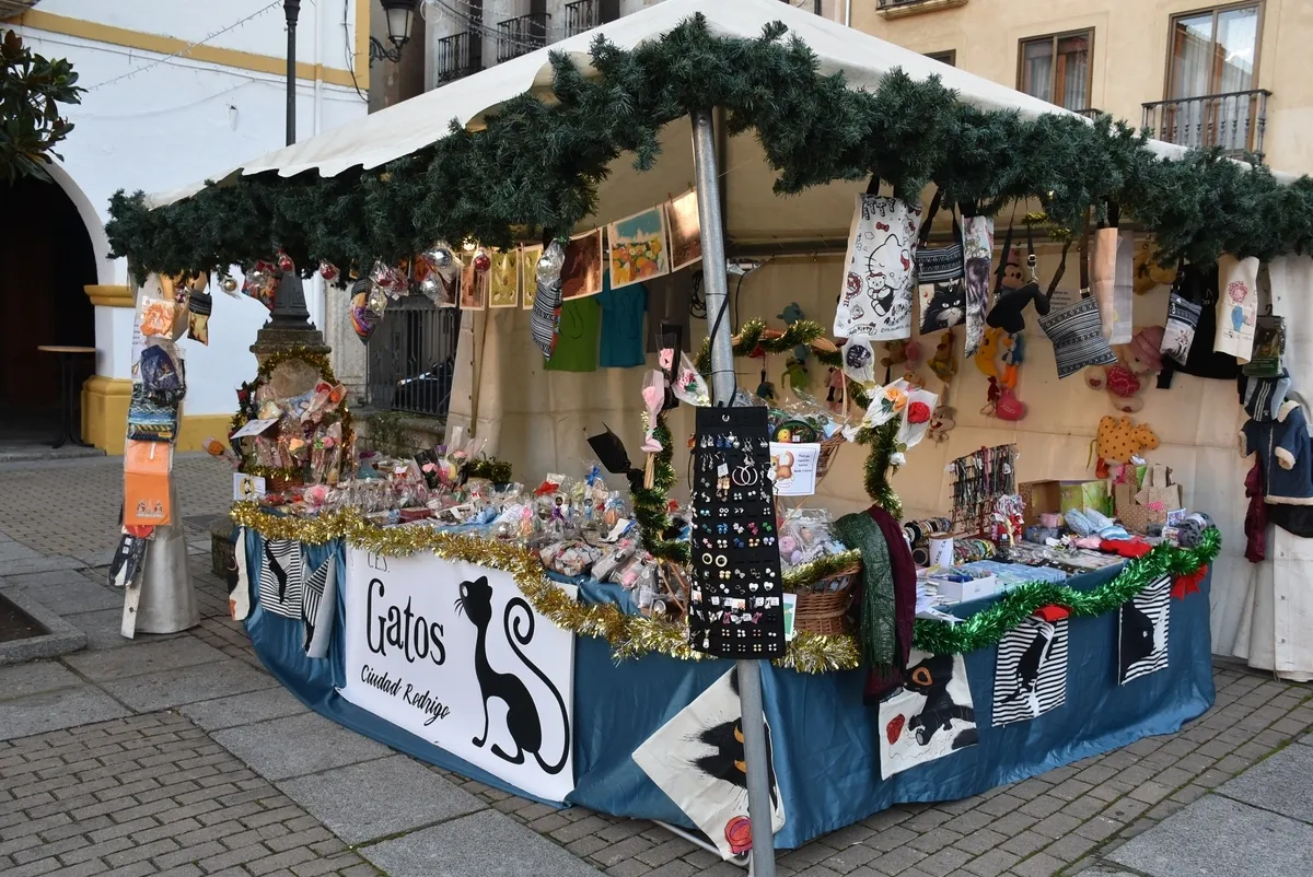 Foto 2 - Ciudad Rodrigo estrena su Mercado Navide&ntilde;o con un notable ajetreo