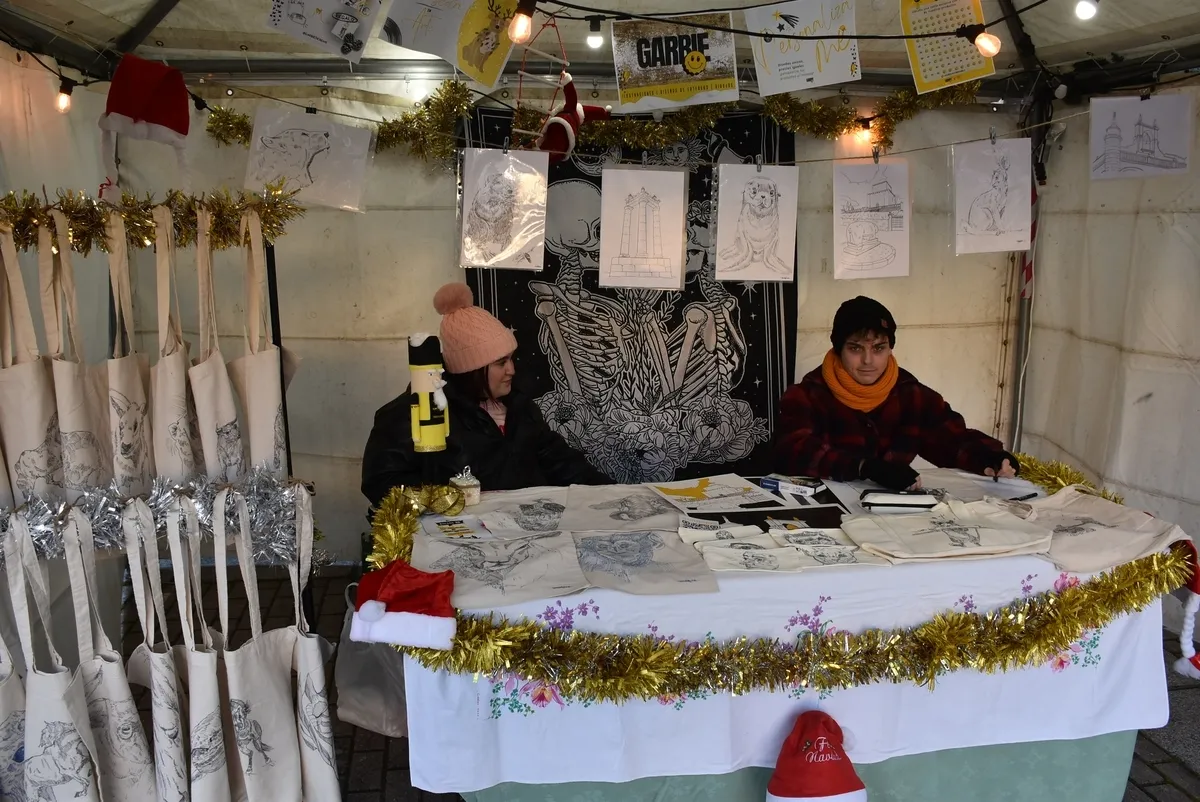 Foto 3 - Ciudad Rodrigo estrena su Mercado Navide&ntilde;o con un notable ajetreo
