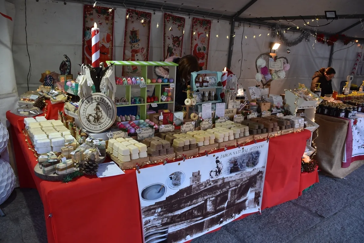 Foto 4 - Ciudad Rodrigo estrena su Mercado Navide&ntilde;o con un notable ajetreo