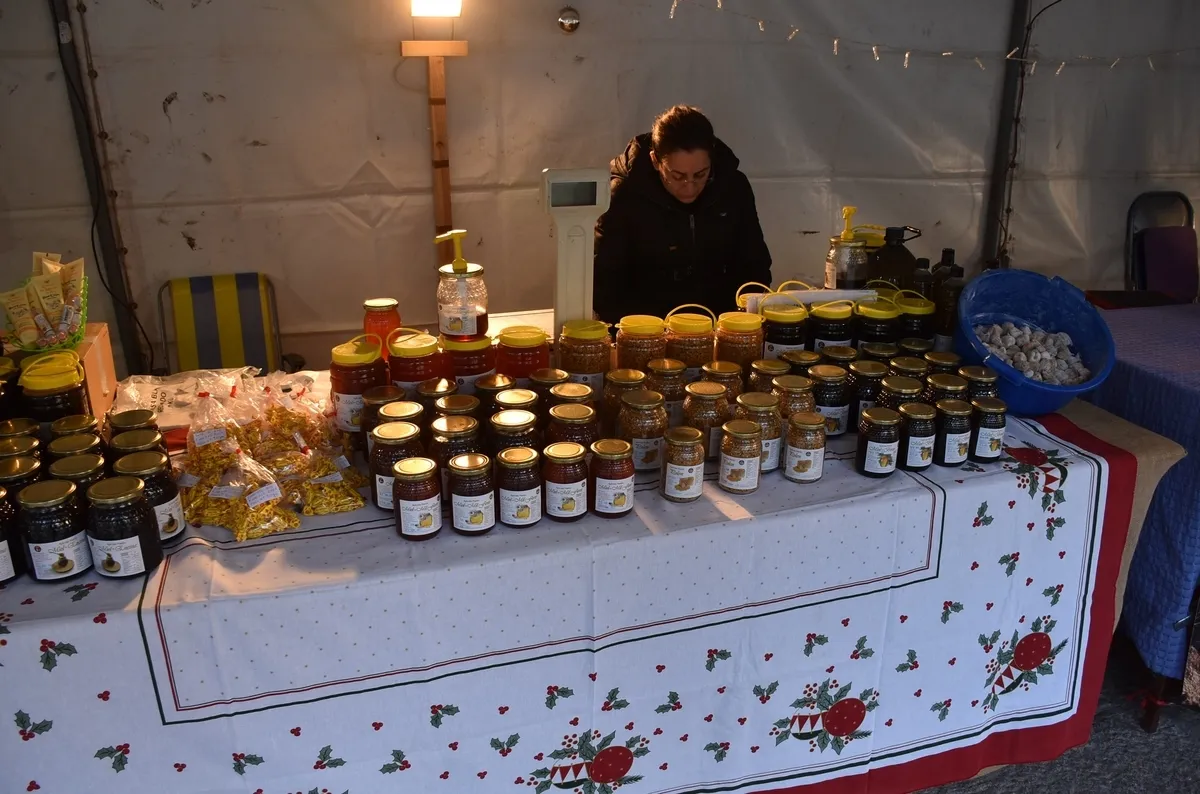 Foto 5 - Ciudad Rodrigo estrena su Mercado Navide&ntilde;o con un notable ajetreo