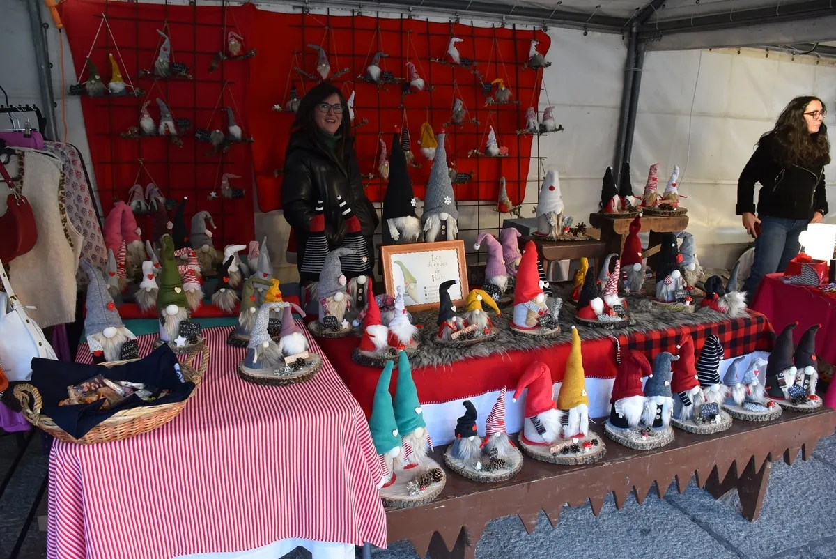 Foto 6 - Ciudad Rodrigo estrena su Mercado Navide&ntilde;o con un notable ajetreo