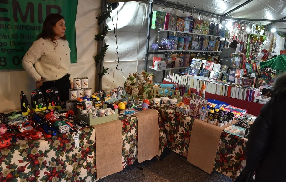 Foto 10 - Ciudad Rodrigo estrena su Mercado Navide&ntilde;o con un notable ajetreo
