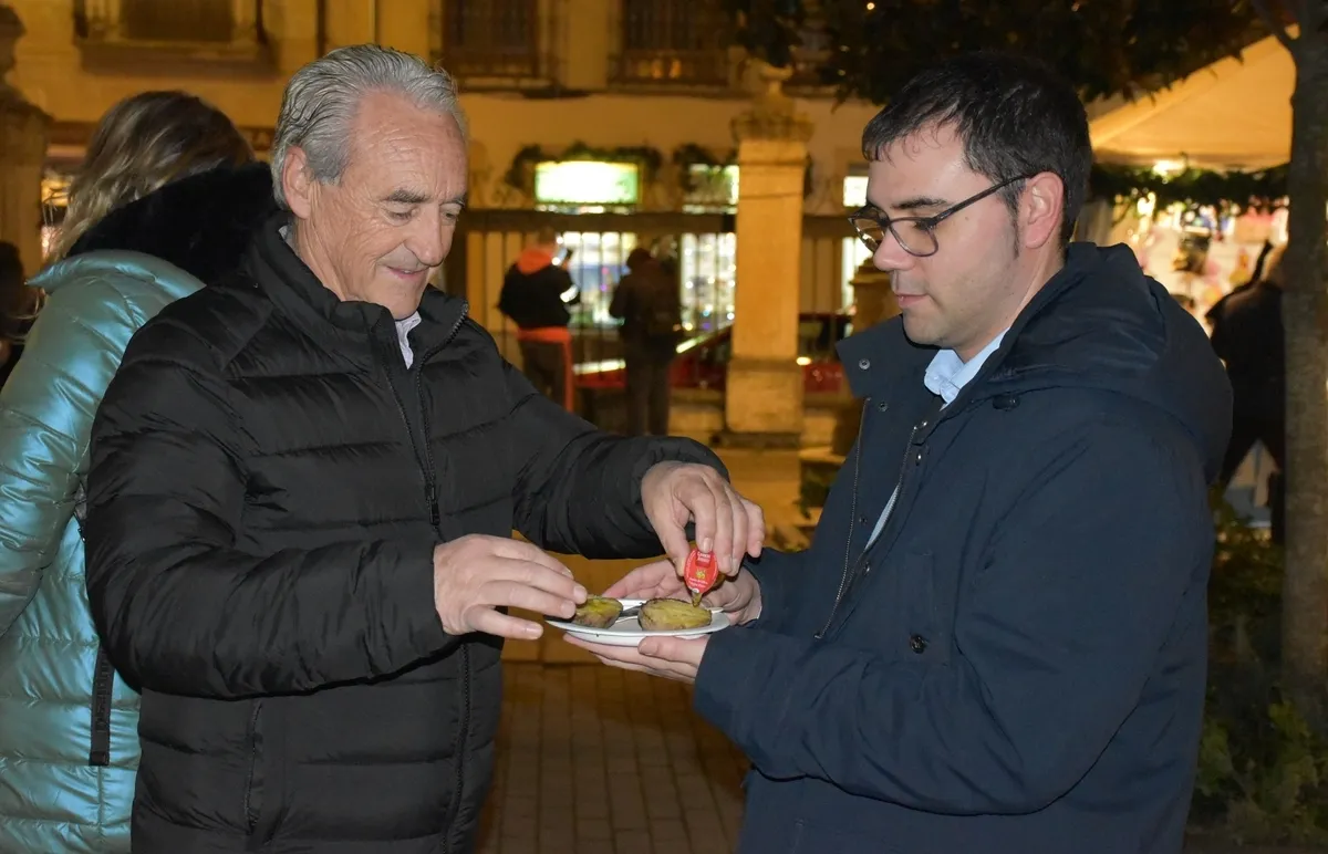 Foto 2 - Los mirobrigenses degustan patatas asadas por gentileza del Ayuntamiento