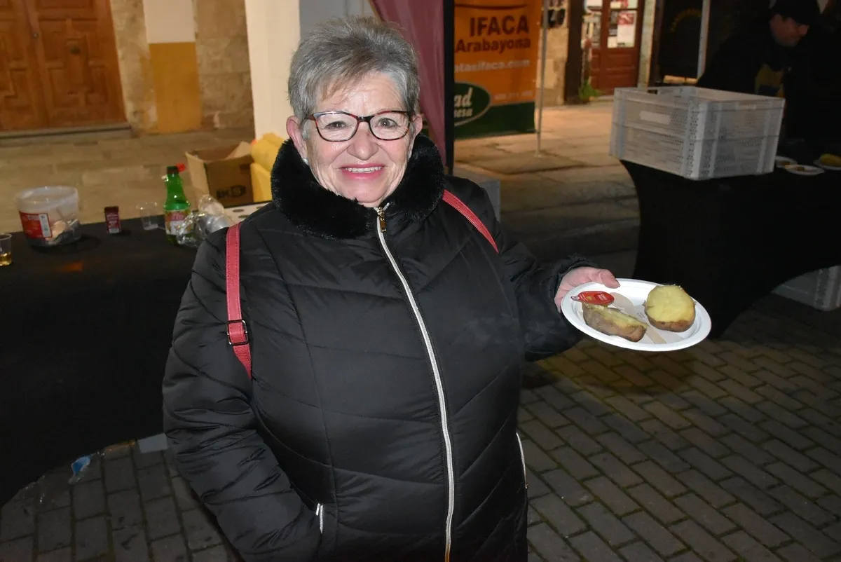 Foto 3 - Los mirobrigenses degustan patatas asadas por gentileza del Ayuntamiento