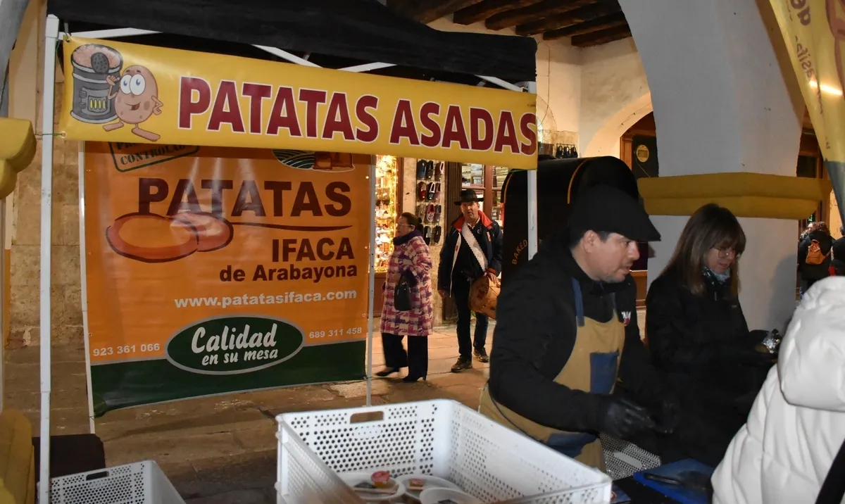 Foto 4 - Los mirobrigenses degustan patatas asadas por gentileza del Ayuntamiento
