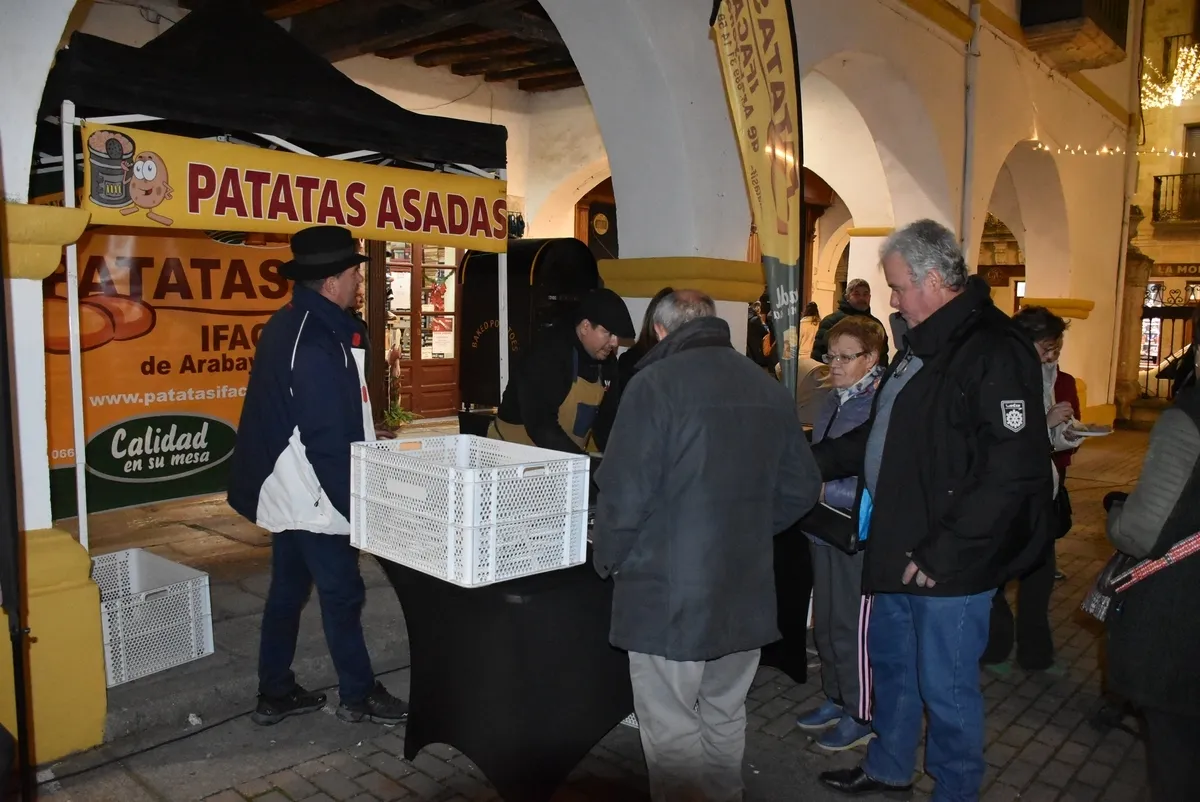 Foto 5 - Los mirobrigenses degustan patatas asadas por gentileza del Ayuntamiento