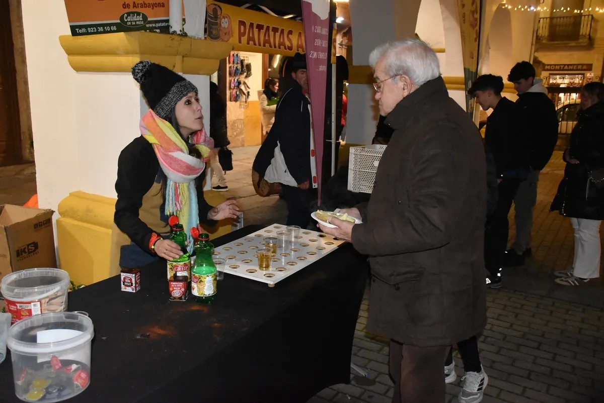 Foto 6 - Los mirobrigenses degustan patatas asadas por gentileza del Ayuntamiento