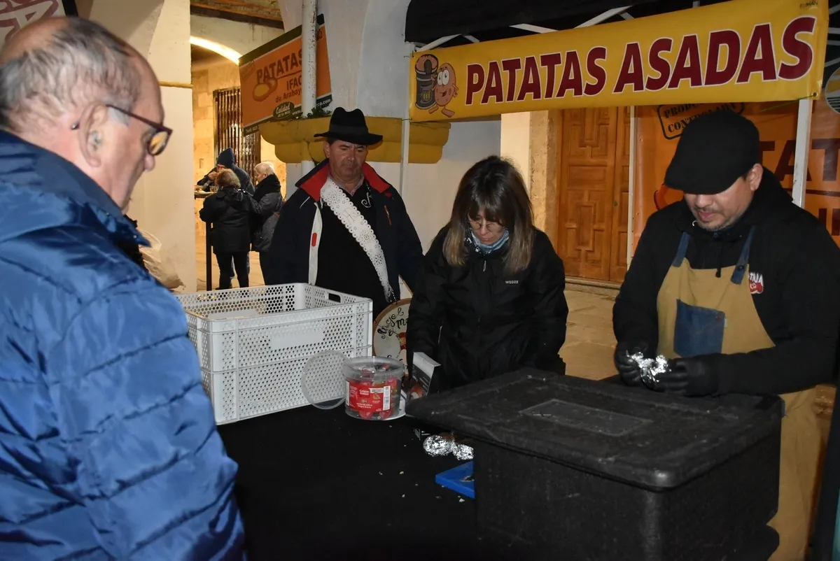 Foto 7 - Los mirobrigenses degustan patatas asadas por gentileza del Ayuntamiento