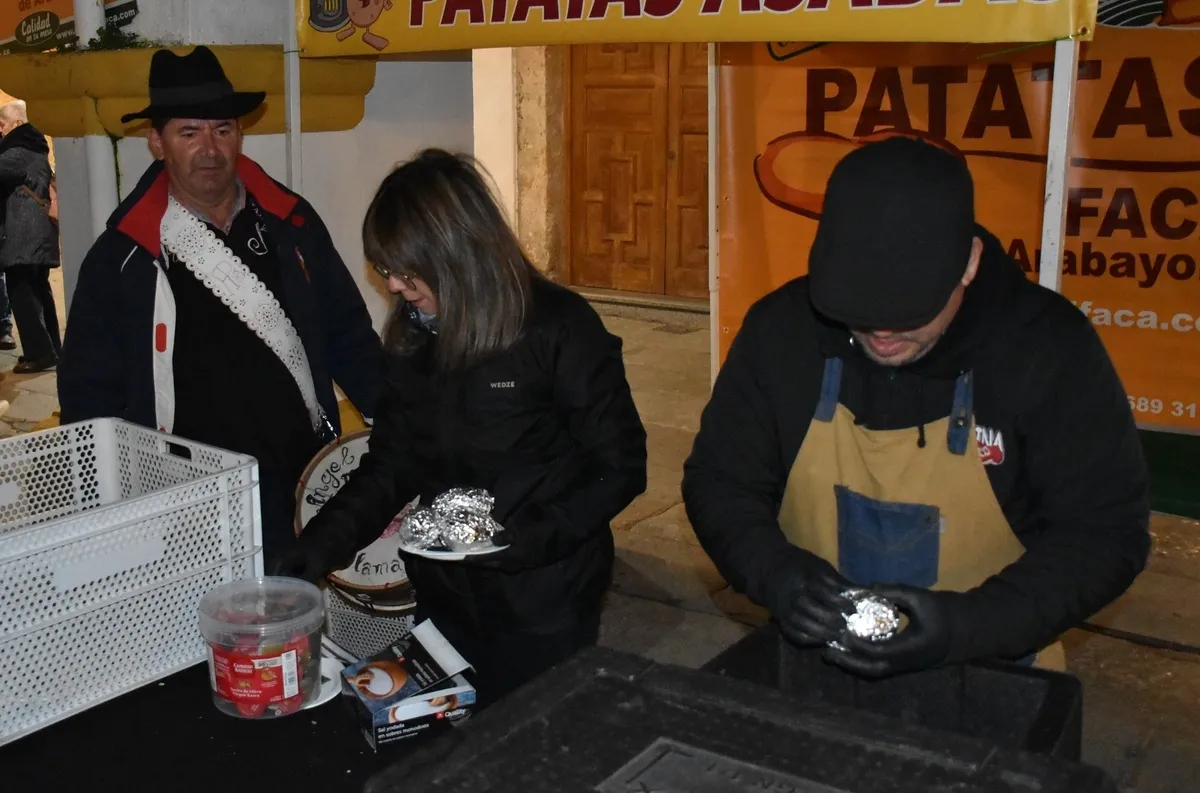 Foto 8 - Los mirobrigenses degustan patatas asadas por gentileza del Ayuntamiento