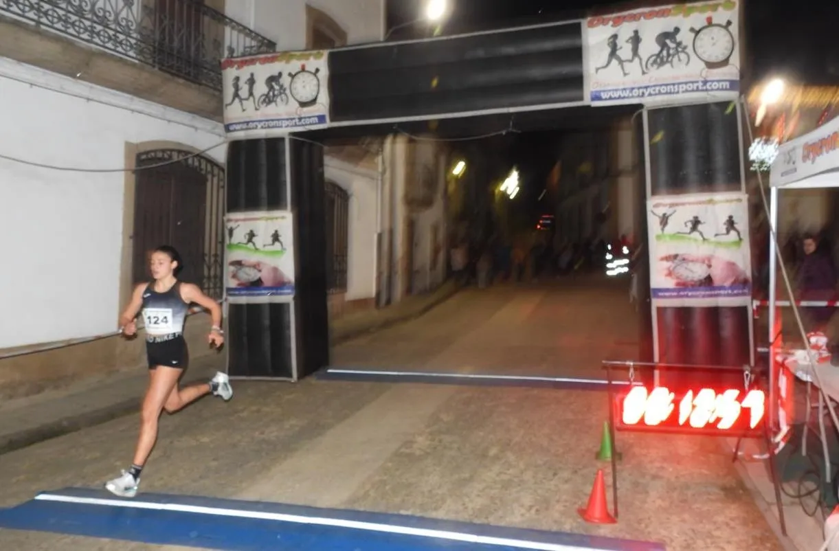 Foto 2 - Adri&aacute;n Mart&iacute;n, Pilar P&eacute;rez y Ruth Vicente triunfan en la San Silvestre de Lumbrales