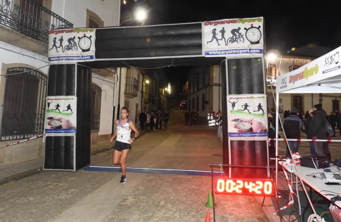 Foto 3 - Adri&aacute;n Mart&iacute;n, Pilar P&eacute;rez y Ruth Vicente triunfan en la San Silvestre de Lumbrales