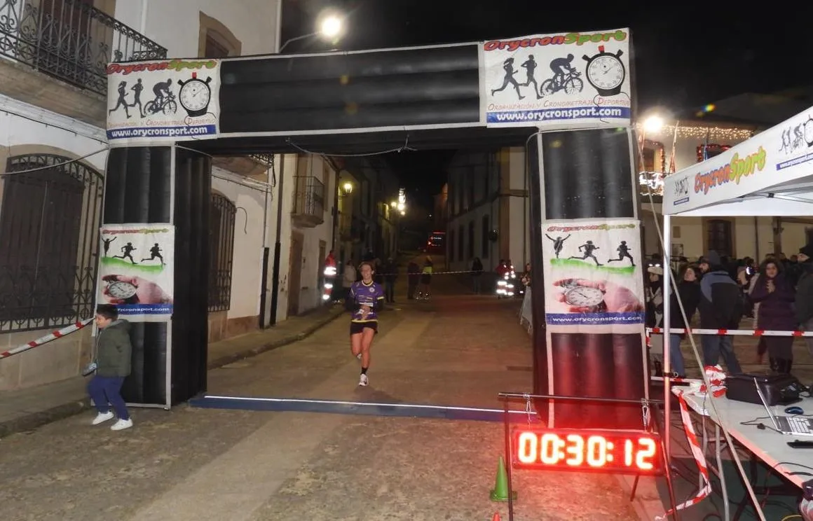Foto 4 - Adri&aacute;n Mart&iacute;n, Pilar P&eacute;rez y Ruth Vicente triunfan en la San Silvestre de Lumbrales