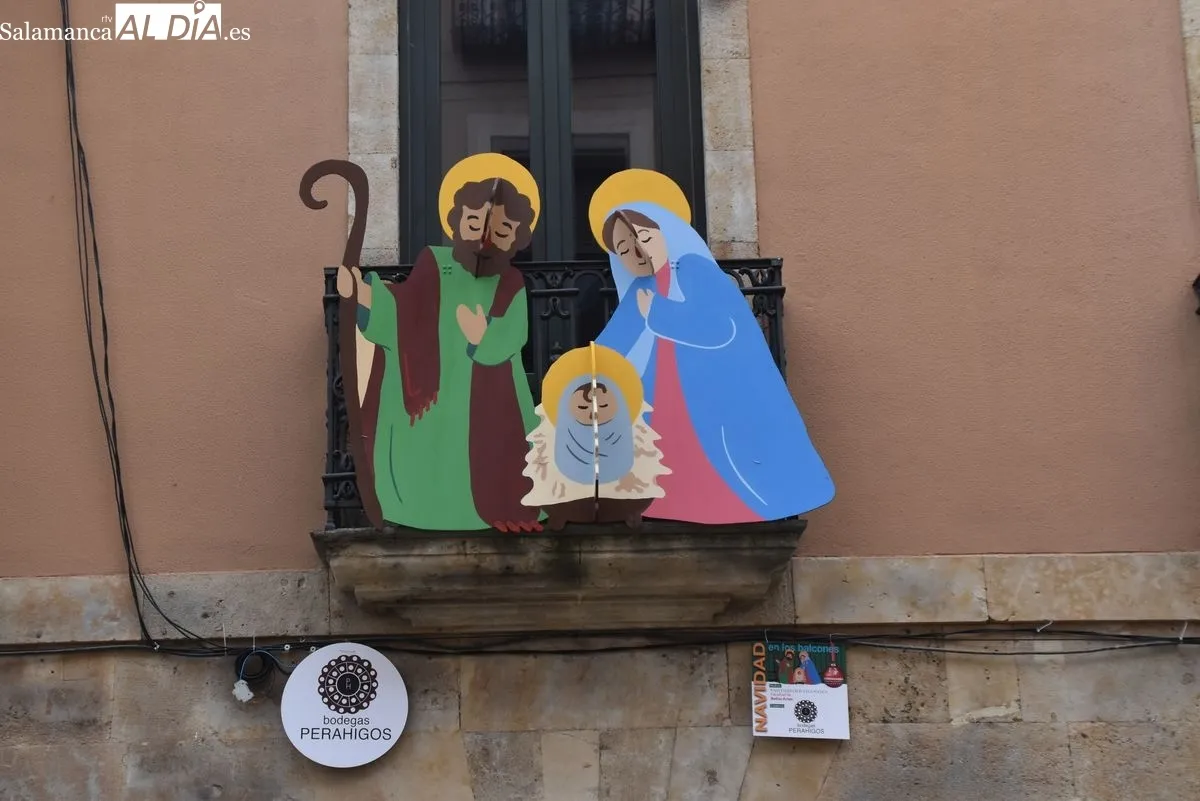 ‘Navidad en los balcones’ la iniciativa navideña de los comercios de la ciudad vieja de Salamanca| FOTO: Miguel González 