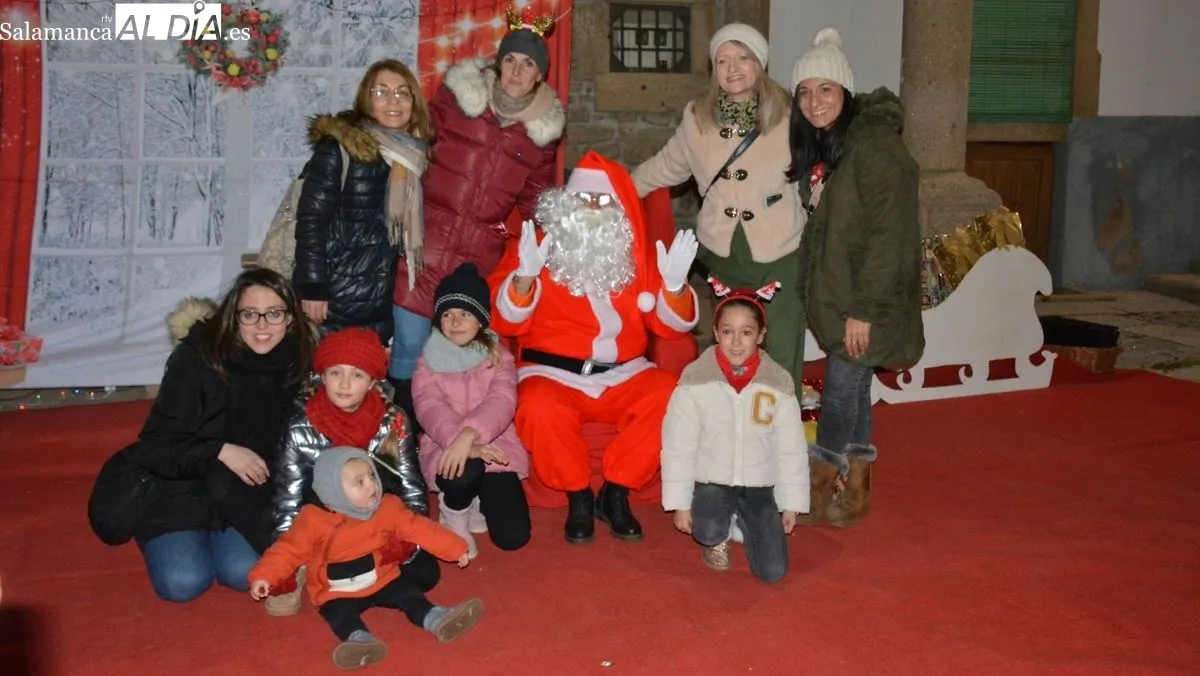 Papá Noel saludó uno por uno a los niños de todas las edades