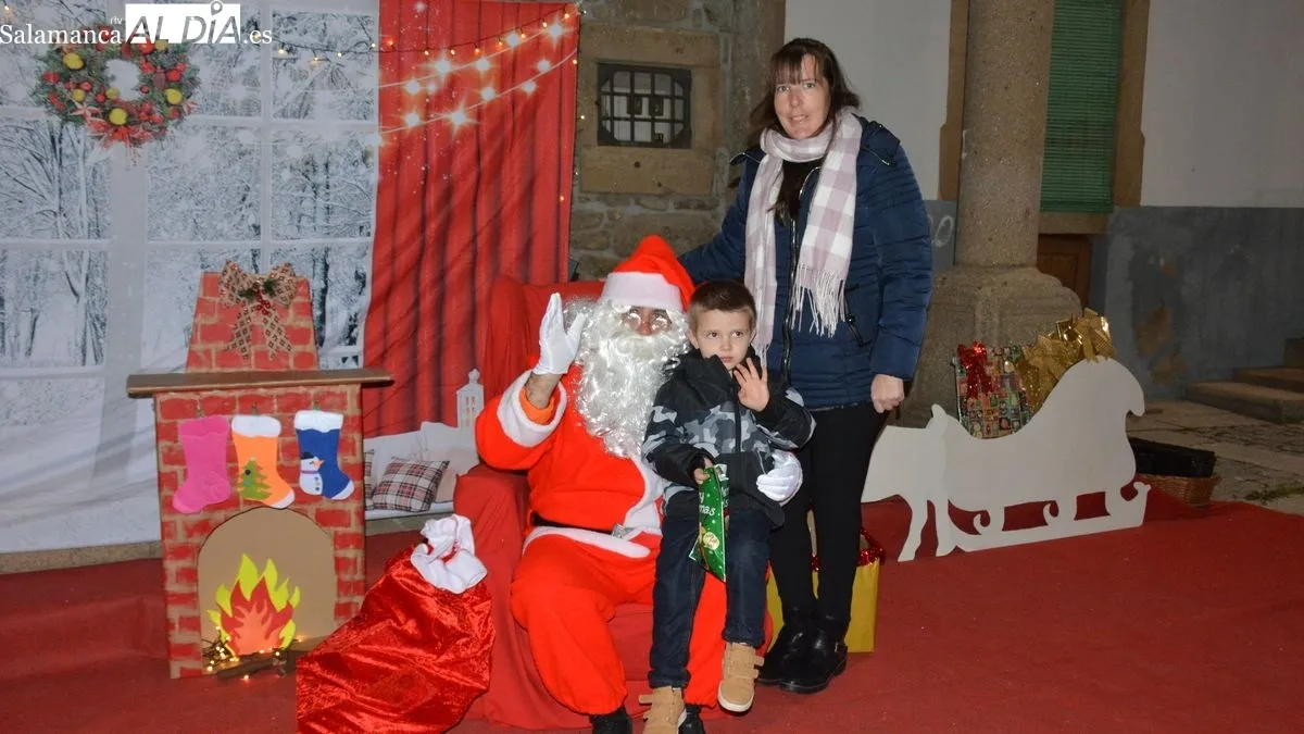 Papá Noel saludó uno por uno a los niños de todas las edades