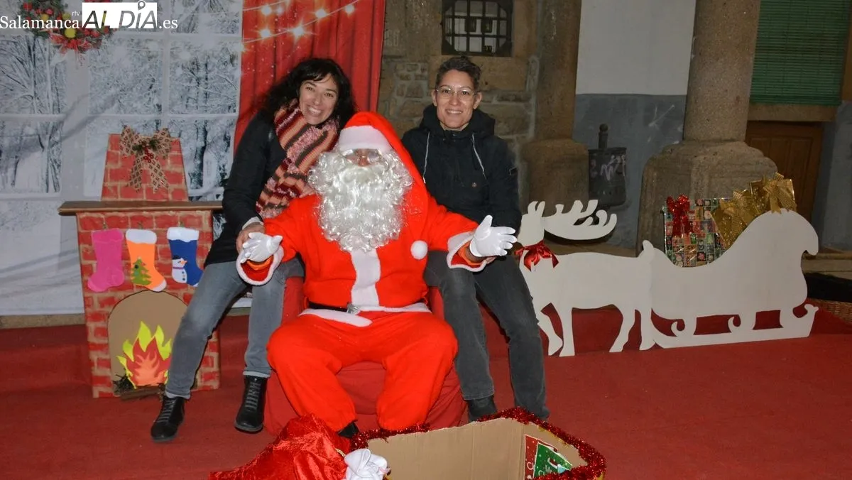 Papá Noel saludó uno por uno a los niños de todas las edades