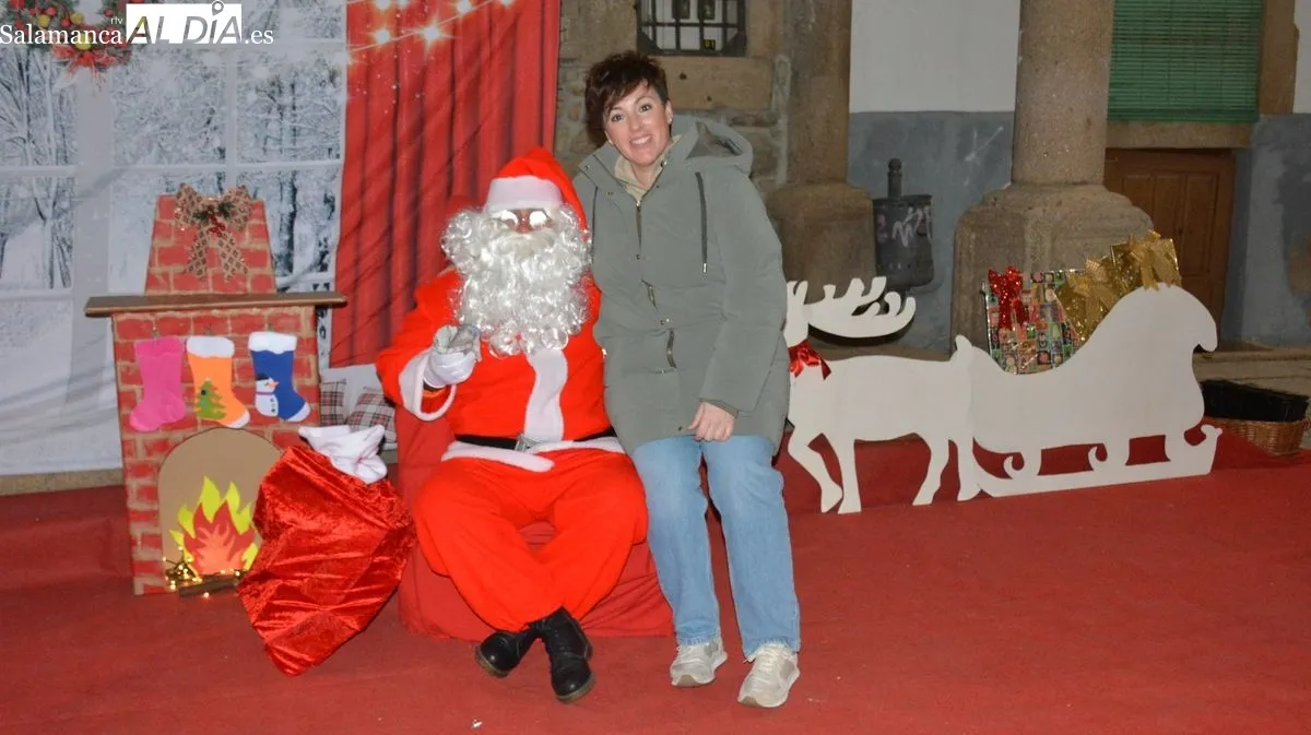Papá Noel saludó uno por uno a los niños de todas las edades