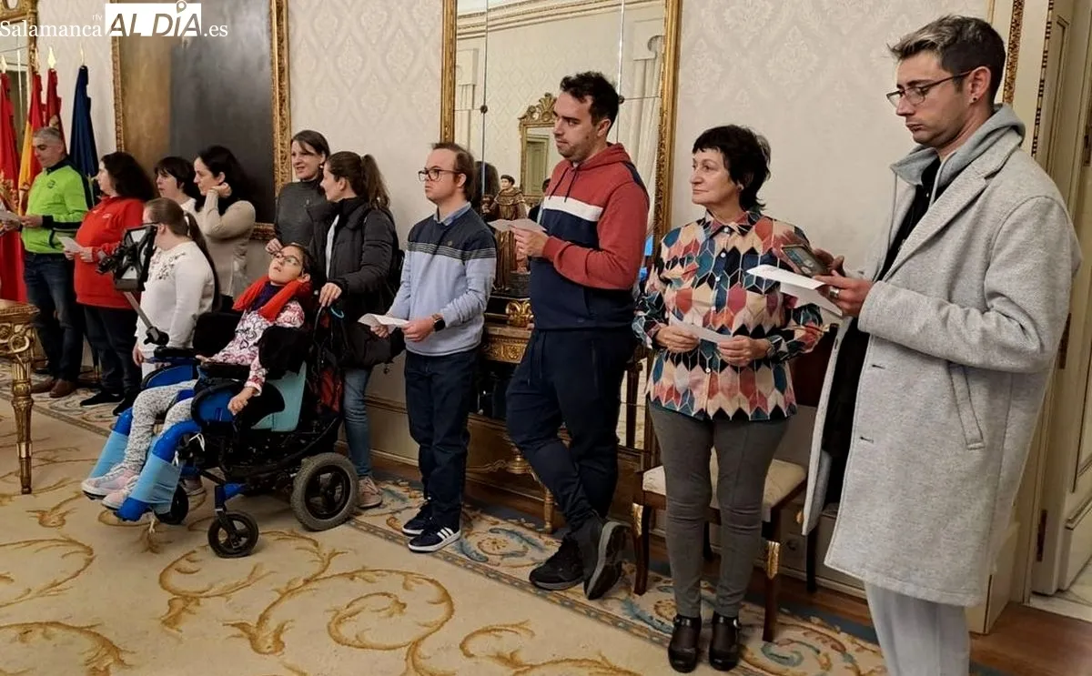 Representantes de asociaciones salmantinas invitadas al Ayuntamiento en la celebración del Día Internacional de las Personas con Discapacidad. Foto de Víctor Jiménez