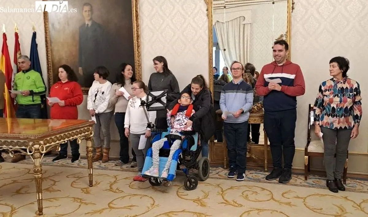 Representantes de asociaciones salmantinas invitadas al Ayuntamiento en la celebración del Día Internacional de las Personas con Discapacidad. Foto de Víctor Jiménez