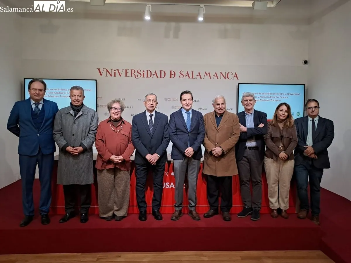 El rector de la USAL, Juan Manuel Corchado, junto al presidente de la Arab Academy for Science, Technology and Maritime Transport, Ismail Abdel Ghaffar Farag, ambos en el centro. Foto de Víctor Jiménez