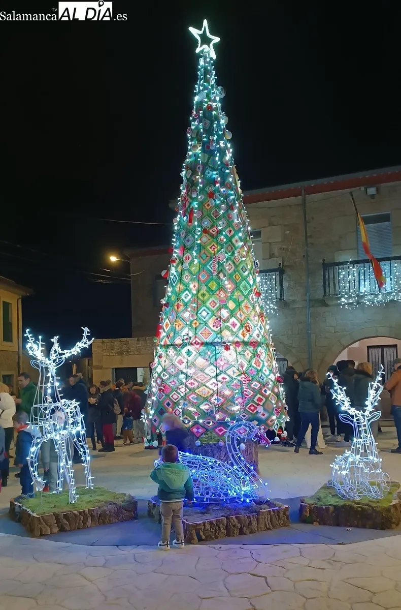 Encendido del árbol de Navidad en Barruecopardo