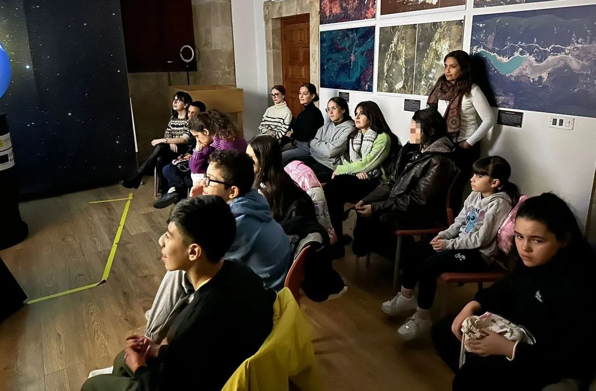 Usuarios de la Fundación FUNDANEED en la Facultad de Educación de la USAL descubriendo el Proyecto Sciencie on a Sphere