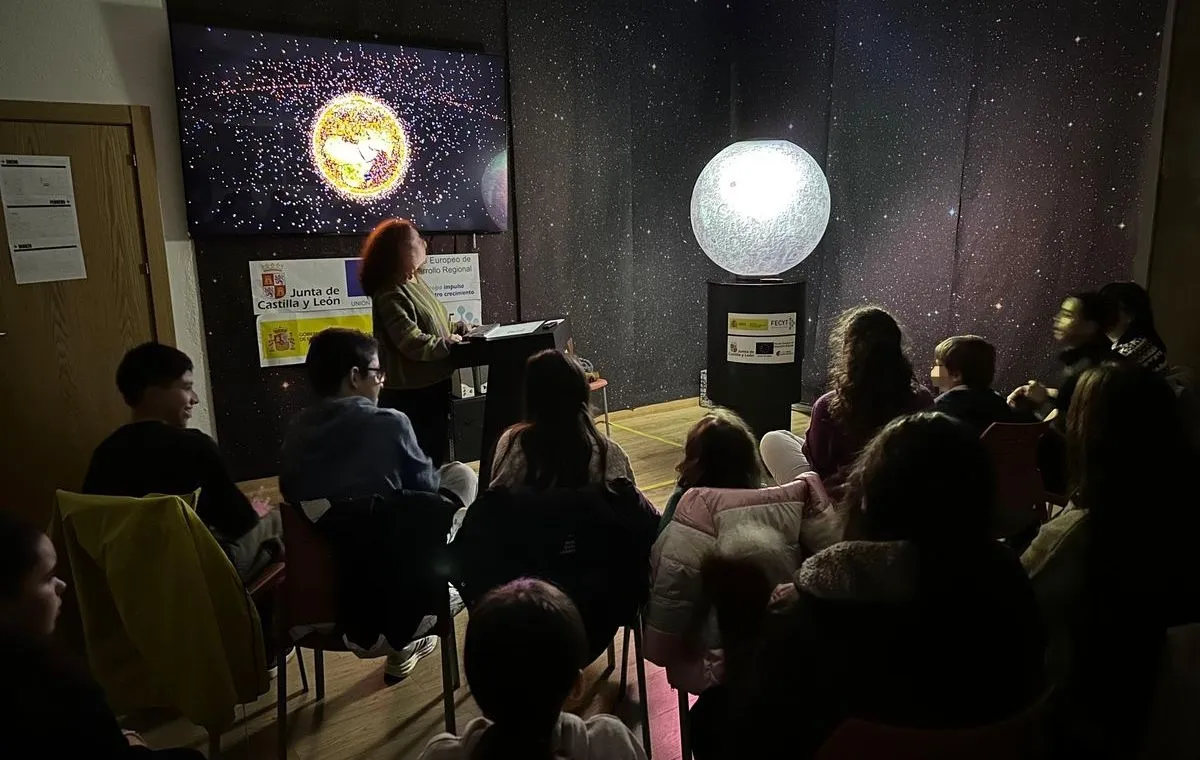 Usuarios de la Fundación FUNDANEED en la Facultad de Educación de la USAL descubriendo el Proyecto Sciencie on a Sphere