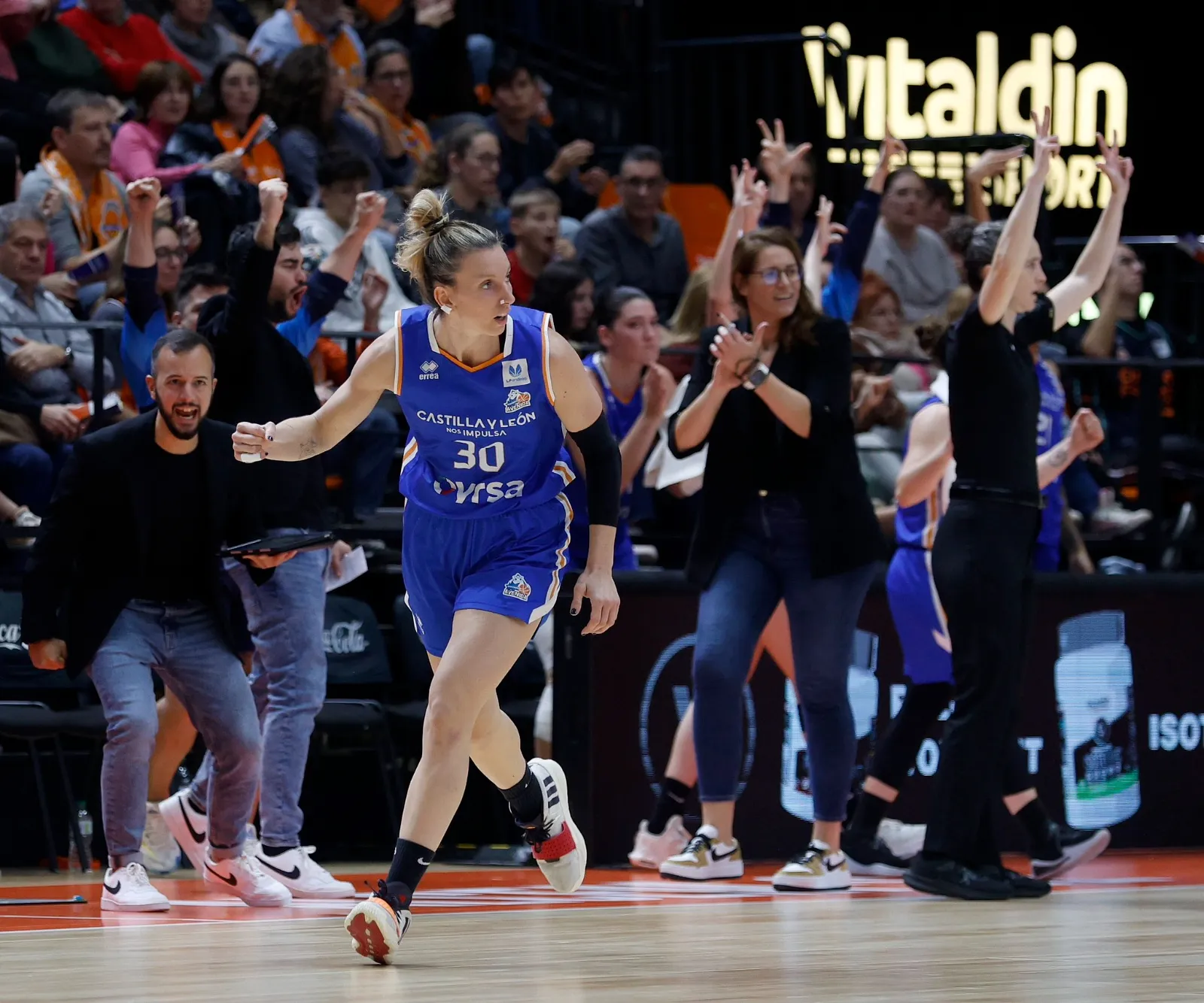 Imagen del partido entre Valencia Basket - Avenida | FOTO: @cbavenida | MAPolo